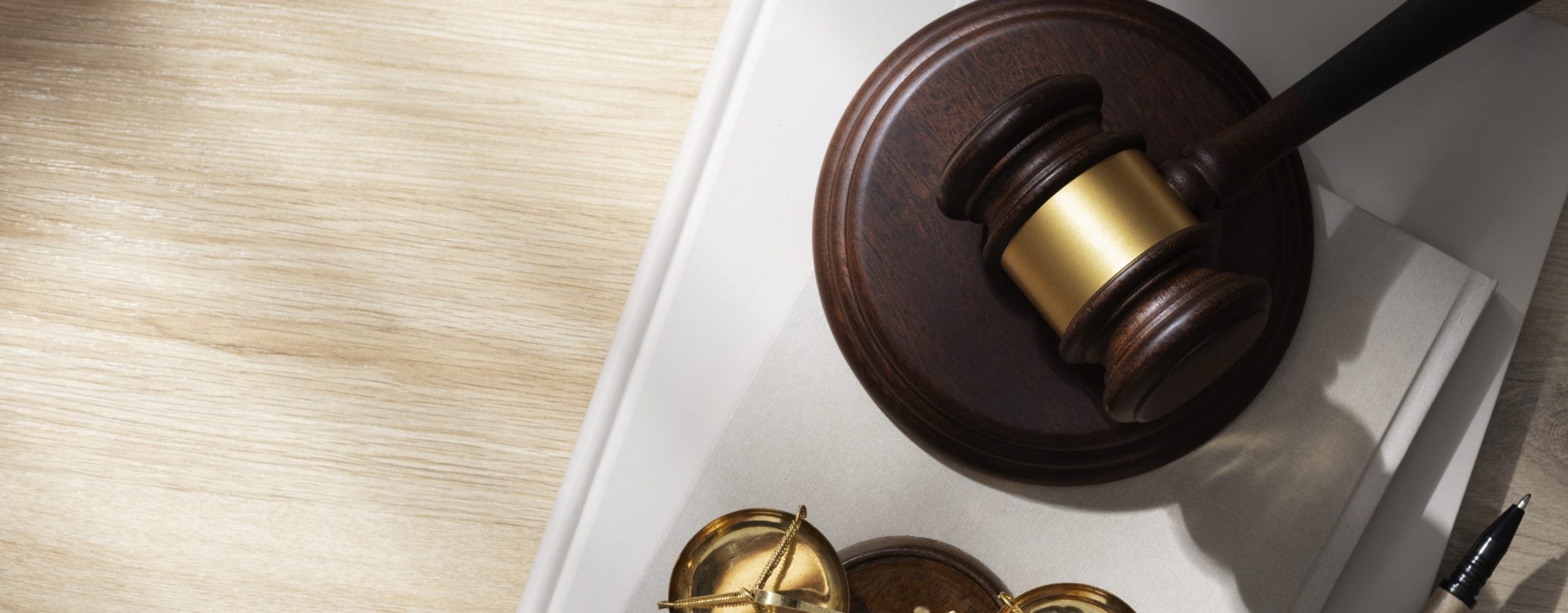 vista-superior-elementos-orientacion-profesional-jueces